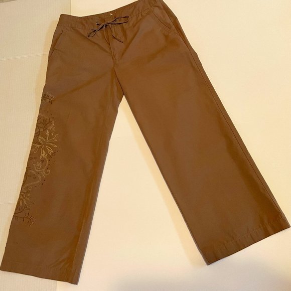 WH Pants - Floral Embroidered Capri